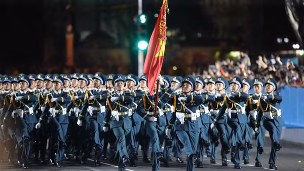 Trung úy Vũ Chí Hưng, Trợ lý Cơ yếu Ban Cơ yếu Phòng Tham mưu, Sư đoàn 365, Quân chủng Phòng không-Không quân (đi đầu) vinh dự là Khối trưởng Khối đi Sĩ quan Phòng không-Không quân tham gia Lễ diễu binh, diễu hành Kỷ niệm 50 năm Ngày Giải phóng miền nam, thống nhất đất nước (30/4/1975-30/4/2025) tại buổi sơ duyệt.