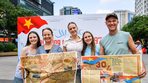 [Ảnh] Phụ san đặc biệt của Báo Nhân Dân lan toả tới bạn đọc toàn quốc