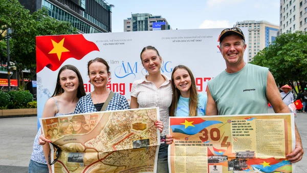 [Ảnh] Phụ san đặc biệt của Báo Nhân Dân lan toả tới bạn đọc toàn quốc