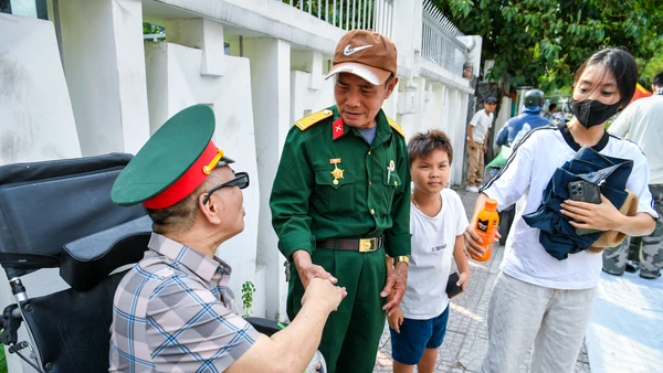 [Ảnh] Người dân chọn chỗ xem diễu binh từ trưa ngày 29/4