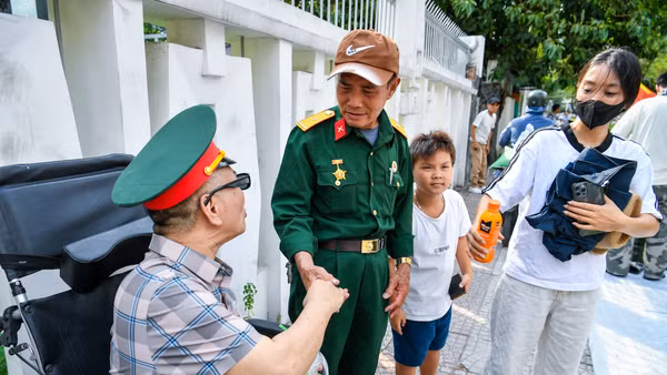 [Ảnh] Người dân chọn chỗ xem diễu binh từ trưa ngày 29/4