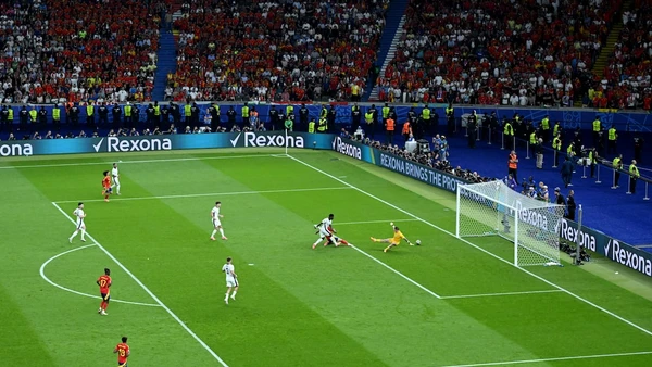 Tình huống Mikel Oyarzabal ghi bàn thắng thứ hai.