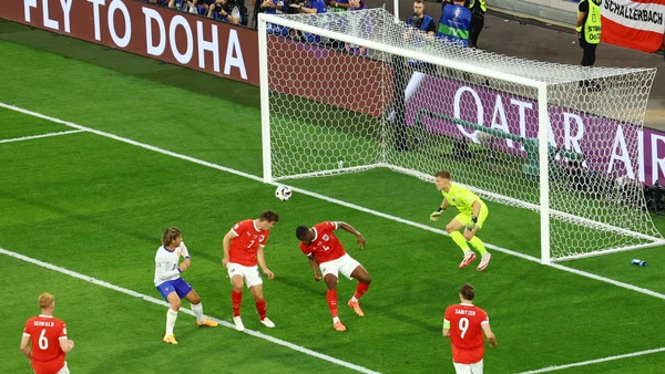 Đội tuyển Pháp ra quân và có được chiến thắng 1-0 trước Áo với bàn thắng phản lưới nhà. (Ảnh: Guardian)