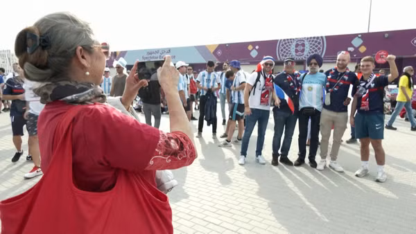 Các cổ động viên Argentina và Pháp đổ về sân Lusail, Qatar