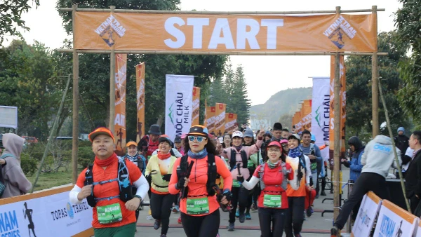 Gần 4.000 vận động viên đến từ 32 quốc gia tham gia giải chạy Marathon đường mòn Việt Nam tại Mộc Châu.