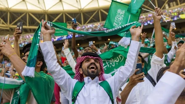 Niềm vui của người hâm mộ Saudi Arabia khi đội tuyển này thắng Argentina 2-1 . Ảnh: Reuters