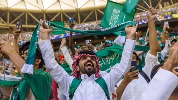 Niềm vui của người hâm mộ Saudi Arabia khi đội tuyển này thắng Argentina 2-1 . Ảnh: Reuters