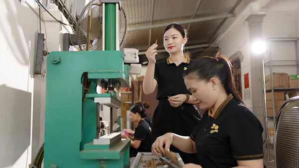 Cô gái nhỏ với ước mơ “nâng cánh” trầm hương