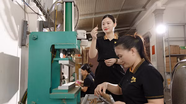 Cô gái nhỏ với ước mơ “nâng cánh” trầm hương