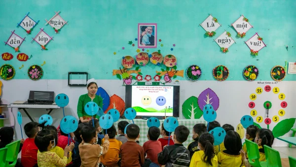 Giờ dạy của cô giáo Bùi Thị Hiền, Phó Hiệu trưởng Trường mầm non Vĩnh Tiến.