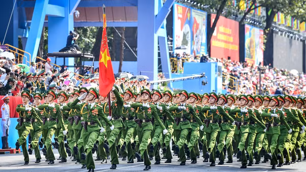 Khối nam sĩ quan Cảnh sát Nhân dân tại Tổng duyệt lễ diễu binh, diễu hành Lễ kỷ niệm 50 năm Ngày Giải phóng miền nam, thống nhất đất nước đã diễn ra tại trục đường Lê Duẩn, quận 1, Thành phố Hồ Chí Minh. Ảnh: THÀNH ĐẠT