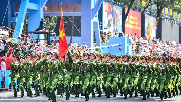 Khối nam sĩ quan Cảnh sát Nhân dân tại Tổng duyệt lễ diễu binh, diễu hành Lễ kỷ niệm 50 năm Ngày Giải phóng miền nam, thống nhất đất nước đã diễn ra tại trục đường Lê Duẩn, quận 1, Thành phố Hồ Chí Minh. Ảnh: THÀNH ĐẠT