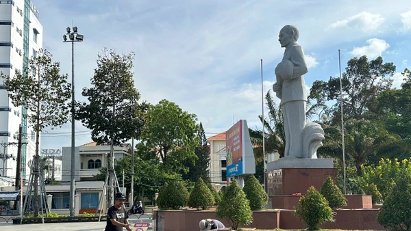 Nhóm kỹ thuật lắp đặt thiết bị NFC tại Công viên 30/4, thành phố Sóc Trăng.