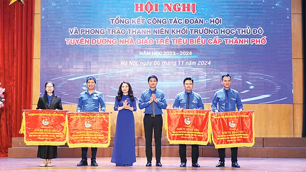 Nhiều cơ sở đoàn thuộc Thành đoàn Hà Nội được Trung ương Đoàn, Trung ương Hội Sinh viên Việt Nam tặng cờ thi đua.