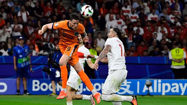 Hà Lan "lội ngược dòng" thắng Thổ Nhĩ Kỳ (áo trắng) ở trận tứ kết.