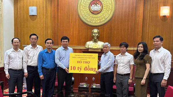 Lãnh đạo TKV hỗ trợ 10 tỷ đồng cho đồng bào bị bão lụt thông qua Ủy ban Trung ương Mặt trận Tổ quốc Việt Nam.