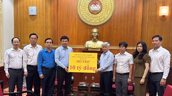 Lãnh đạo TKV hỗ trợ 10 tỷ đồng cho đồng bào bị bão lụt thông qua Ủy ban Trung ương Mặt trận Tổ quốc Việt Nam.