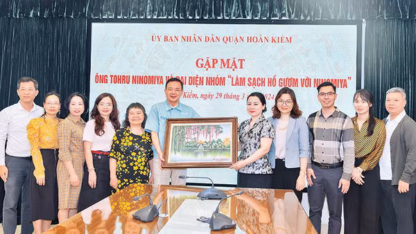 Lãnh đạo UBND quận Hoàn Kiếm tặng quà tri ân ông Tohru Ninomiya (thứ sáu từ trái sang).