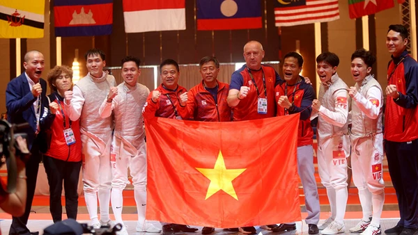 Đội tuyển đấu kiếm Việt Nam lần đầu đoạt HCV kiếm liễu đồng đội nam tại SEA Games. (Ảnh DŨNG PHƯƠNG)