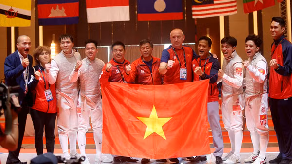 Đội tuyển đấu kiếm Việt Nam lần đầu đoạt HCV kiếm liễu đồng đội nam tại SEA Games. (Ảnh DŨNG PHƯƠNG)