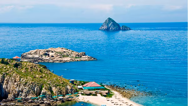 Hòn Nội-Hòn Ngoại đảo yến thiên nhiên Khánh Hòa.