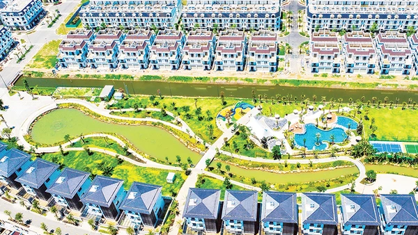 Khu đô thị được kiến tạo với mật độ mảng xanh lên đến 73% cùng nhiều tiện ích nội khu hiện đại, cao cấp.