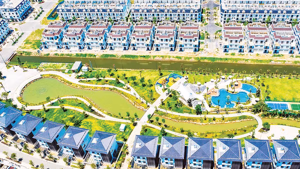 Khu đô thị được kiến tạo với mật độ mảng xanh lên đến 73% cùng nhiều tiện ích nội khu hiện đại, cao cấp.