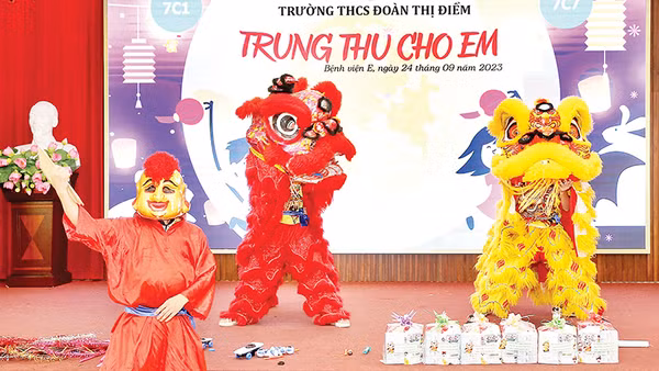 Một màn biểu diễn của Câu lạc bộ Lân sư rồng Tưởng Nghĩa Đường.