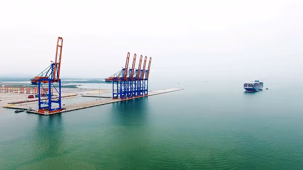 Hệ thống cẩu siêu lớn do DoosanVina Quảng Ngãi sản xuất đang hoạt động hiệu quả tại cảng Gemalink.