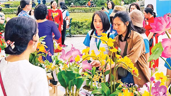 Không gian trưng bày các sản phẩm sáng tạo của nghệ nhân các làng nghề truyền thống.