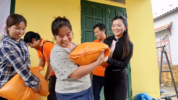 Bà Nguyễn Ngọc Ánh - Phó Chủ tịch Tập đoàn Kim Oanh trao 20 kg gạo/hộ tận tay bà con vùng lũ.