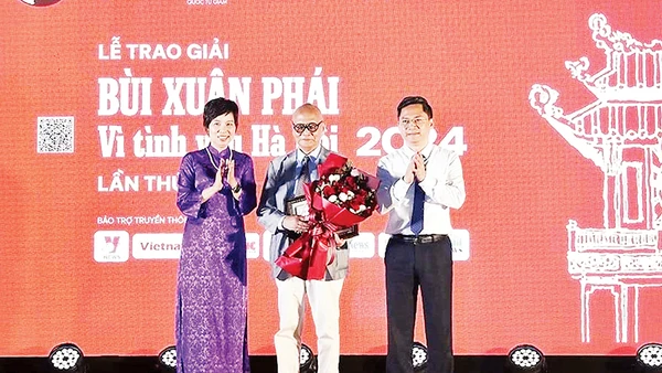 Giáo sư Hoàng Đạo Kính được trao giải Bùi Xuân Phái - Vì tình yêu Hà Nội năm 2024.