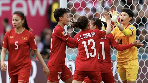 Niềm vui của đội tuyển nữ Việt Nam sau pha cản phá thành công cú sút phạt 11 m của thủ môn Kim Thanh trong trận gặp Mỹ. (Ảnh VFF)