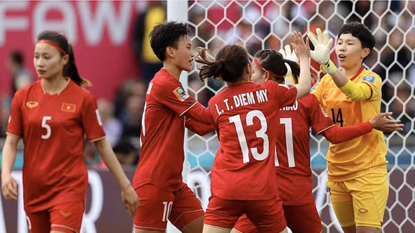 Niềm vui của đội tuyển nữ Việt Nam sau pha cản phá thành công cú sút phạt 11 m của thủ môn Kim Thanh trong trận gặp Mỹ. (Ảnh VFF)