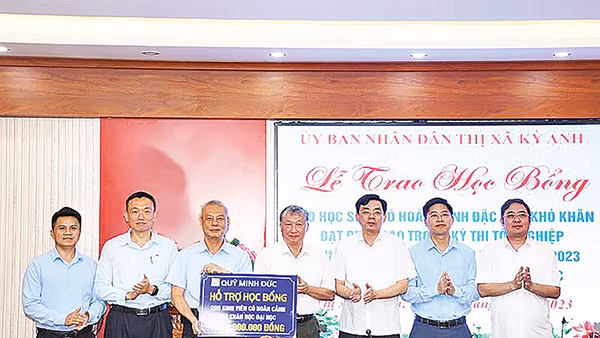 Đại diện Công ty TNHH Gang thép Hưng Nghiệp Formosa Hà Tĩnh trao biểu trưng hỗ trợ học bổng cho sinh viên trên địa bàn thị xã Kỳ Anh (Hà Tĩnh).