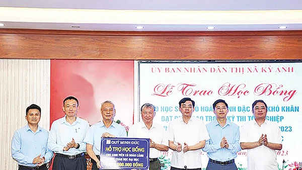 Đại diện Công ty TNHH Gang thép Hưng Nghiệp Formosa Hà Tĩnh trao biểu trưng hỗ trợ học bổng cho sinh viên trên địa bàn thị xã Kỳ Anh (Hà Tĩnh).