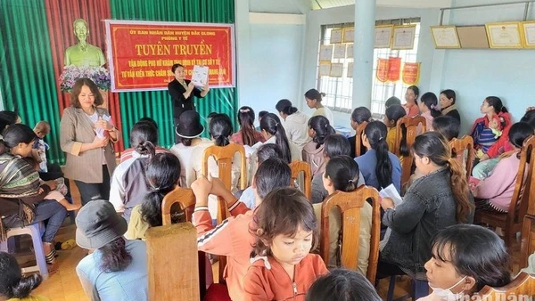 Trung tâm Kiểm soát bệnh tật tỉnh Đăk Nông phối hợp với Phòng Y tế huyện Đắk Glong tổ chức tuyên truyền, tư vấn sức khỏe và phòng ngừa uốn ván sơ sinh cho phụ nữ trong độ tuổi sinh sản trên địa bàn.