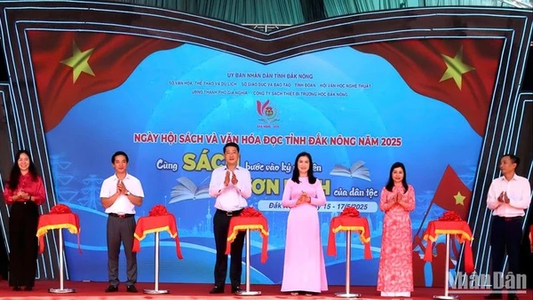 Lãnh đạo tỉnh Đắk Nông và các đại biểu tham dự thực hiện nghi thức Khai mạc Ngày hội Sách và Văn hóa đọc tỉnh Đắk Nông năm 2025.