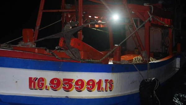 Lực lượng Bộ đội Biên phòng phát hiện tàu cá vi phạm khai thác thủy sản sai vùng. (Ảnh: HOÀNG TRUNG)