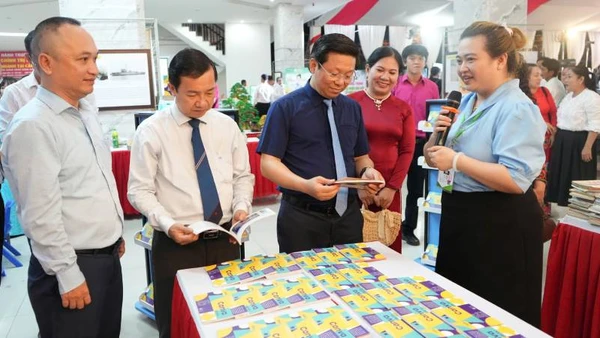 Lãnh đạo tham quan khu trưng bày tại Ngày Sách và Văn hóa đọc Việt Nam. (Ảnh: HOÀNG TRUNG).