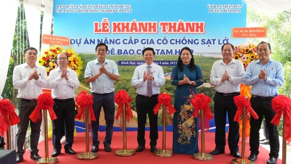 Đại biểu tham dự buổi Lễ thực hiện nghi thức khánh thành Dự án nâng cấp, gia cố chống sạt lở đê bao cồn Tam Hiệp. (Ảnh: HOÀNG TRUNG)