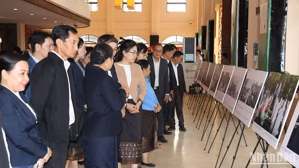 Các đại biểu tại Triển lãm ảnh. (Ảnh: HẢI TIẾN)