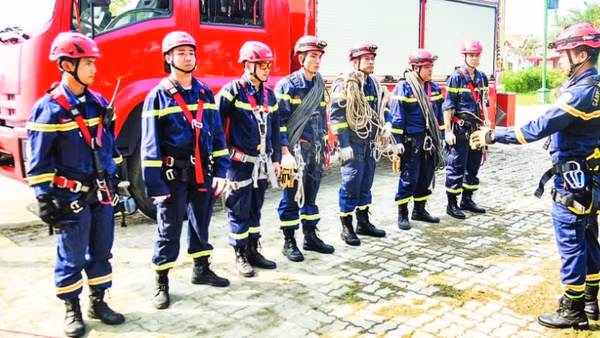  1 - Đội Cảnh sát chữa cháy, cứu nạn đặc biệt tinh nhuệ Đà Nẵng tiếp cận hiện trường triển khai các phương án cứu nạn. 