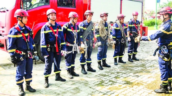  1 - Đội Cảnh sát chữa cháy, cứu nạn đặc biệt tinh nhuệ Đà Nẵng tiếp cận hiện trường triển khai các phương án cứu nạn. 