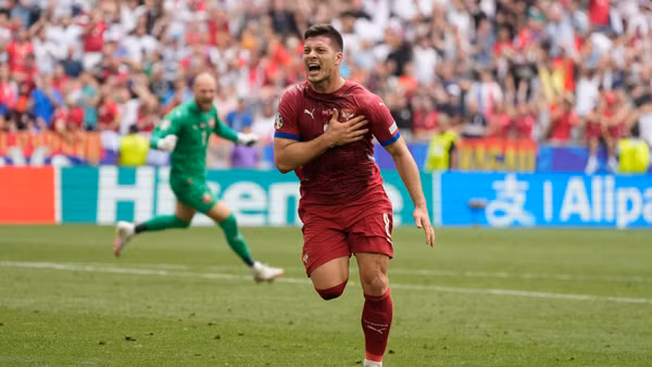 Tiền đạo Luka Jović tỏa sáng kịp thời ghi bàn thắng gỡ hòa vào phút bù giờ cuối cùng cho đội tuyển Serbia. (Ảnh: AP)