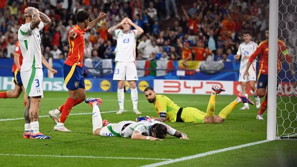 Pha phản lưới nhà đầy cay đắng khi bóng vô tình đập chân hậu vệ Riccardo Calafiori, đi vào lưới của đội tuyển Italia. (Ảnh: Reuters)