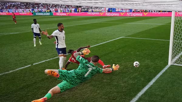 Tiền đạo Embolo ghi bàn mở tỉ số, mở ra cánh cửa vào bán kết cho đội tuyển Thụy Sĩ. (Ảnh: Reuters)