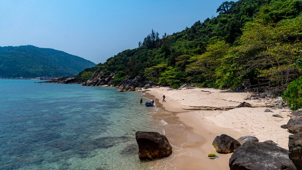 Bãi tắm tuyệt đẹp trên đảo Sơn Chà 