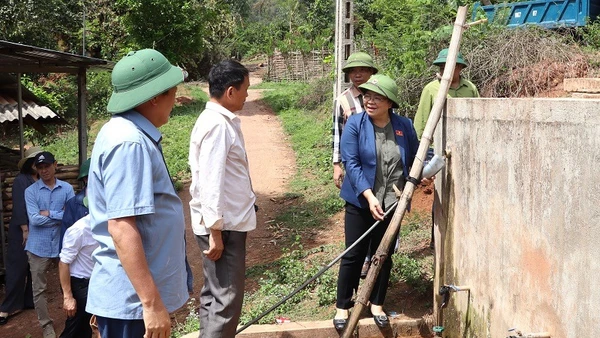 Bà Giàng Thị Hoa, Phó Chủ tịch Hội đồng nhân dân tỉnh Điện Biên, đánh giá cao hiệu quả sử dụng công trình cấp nước sinh hoạt tại bản Huổi Sâu, xã Pa Tần, huyện Nậm Pồ.