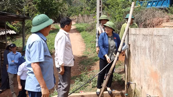 Bà Giàng Thị Hoa, Phó Chủ tịch Hội đồng nhân dân tỉnh Điện Biên, đánh giá cao hiệu quả sử dụng công trình cấp nước sinh hoạt tại bản Huổi Sâu, xã Pa Tần, huyện Nậm Pồ.